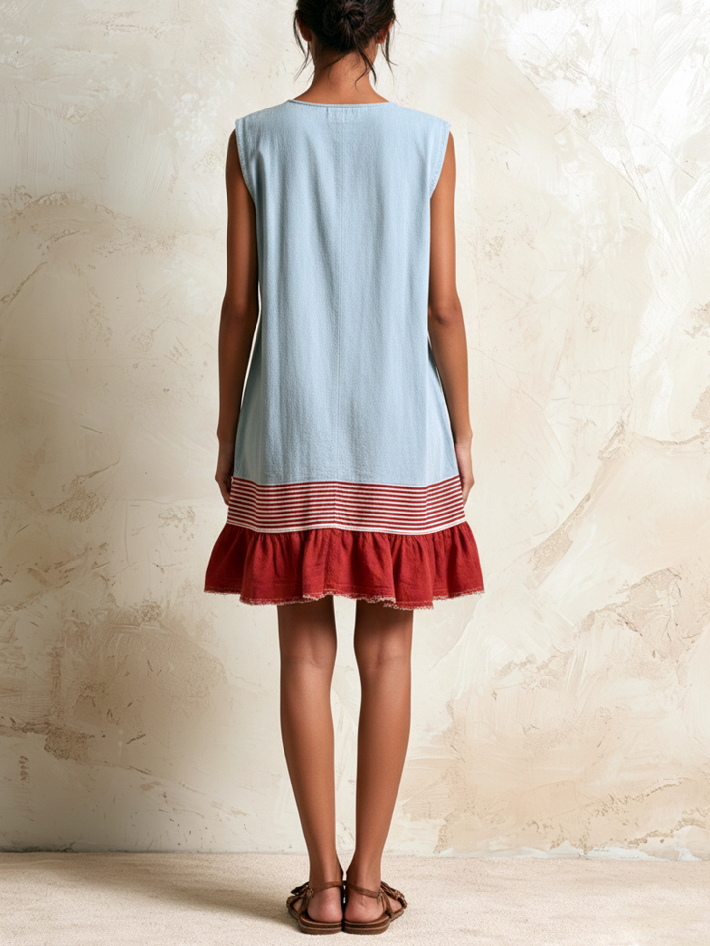 Amaya | Robe tunique bleu clair sans manches avec bande rouge et ourlet froncé