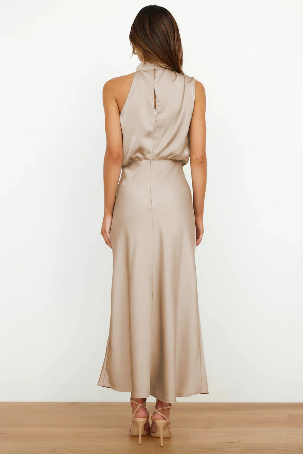 ELISE | Vestido Maxi Satinado de Hombros Descubiertos